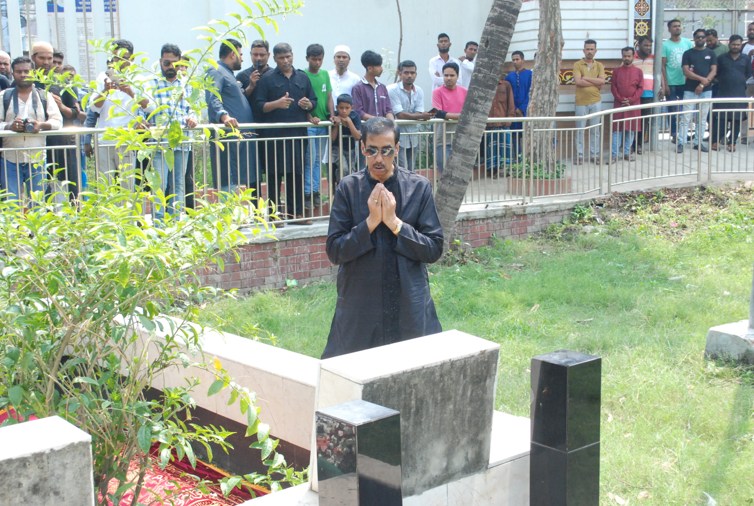 বড় ভাই নাসিম ওসমানের কবর জিয়ারত করলেন ৪ আসনের সংসদ সদস্য শামিম ওসমান