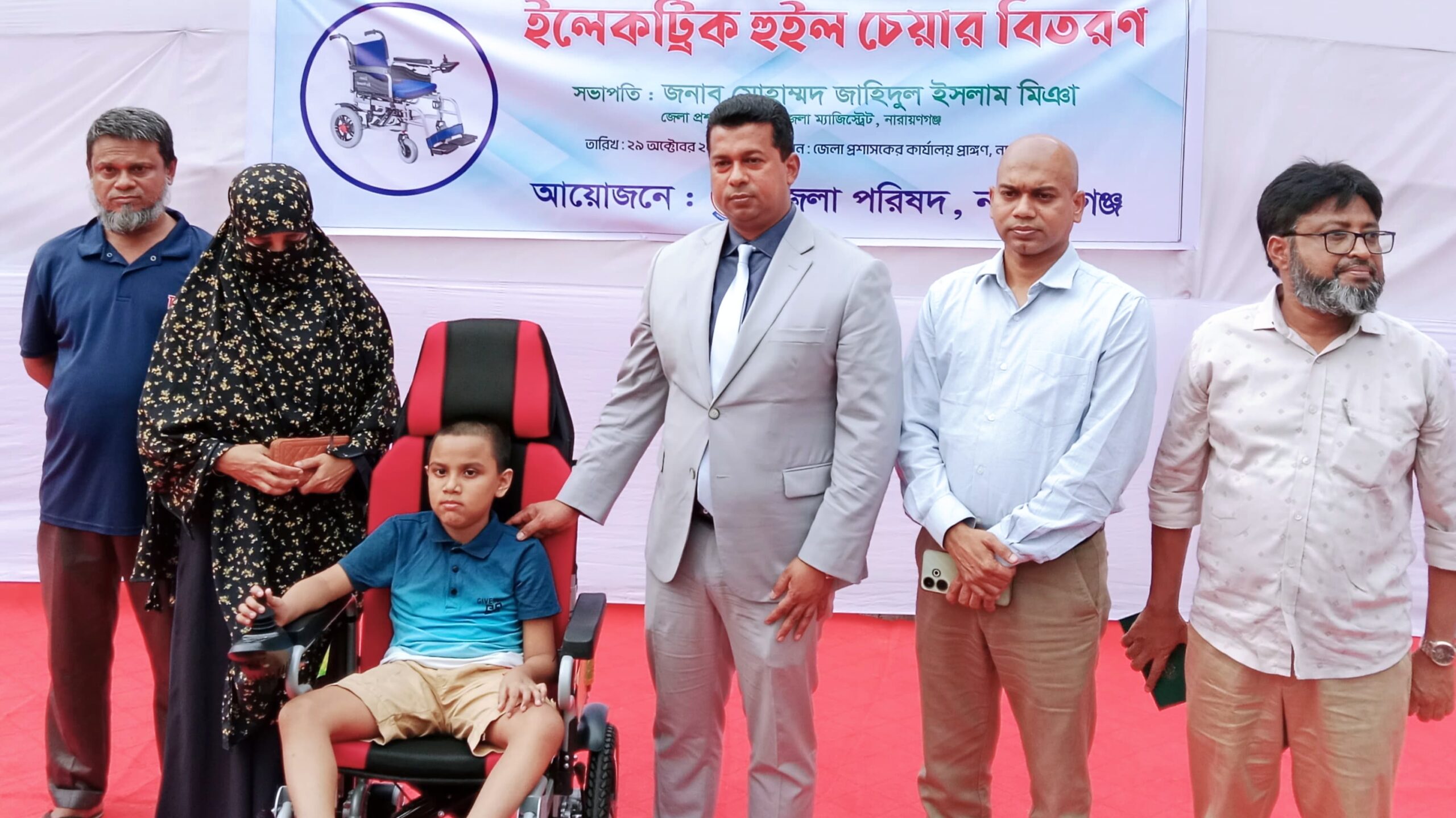 ‎মায়ের কোলে থাকা মান্তাহারকে ইলেকট্রিক হুইলচেয়ার দিলেন ডিসি