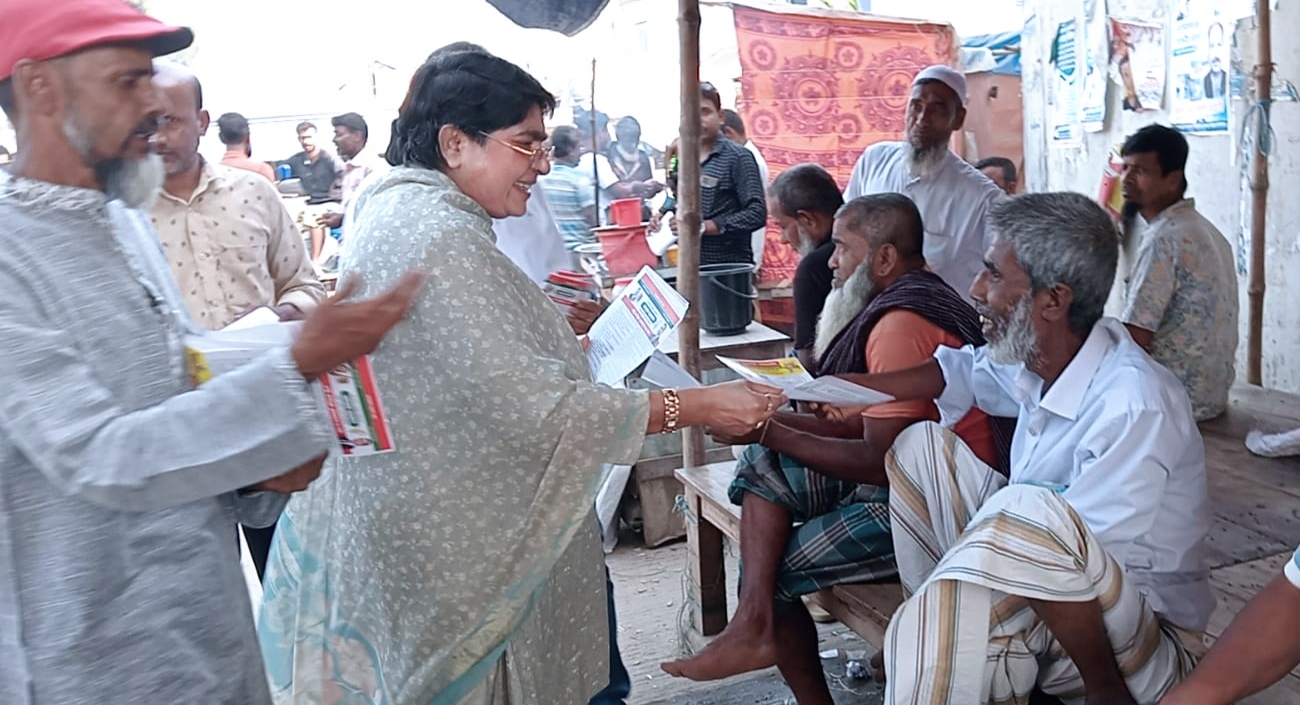 সলঙ্গার সাহেবগঞ্জ বাজারে ৩১ দফার লিফলেট বিতরণ করলেন শিল্পপতি রুহি আফজাল